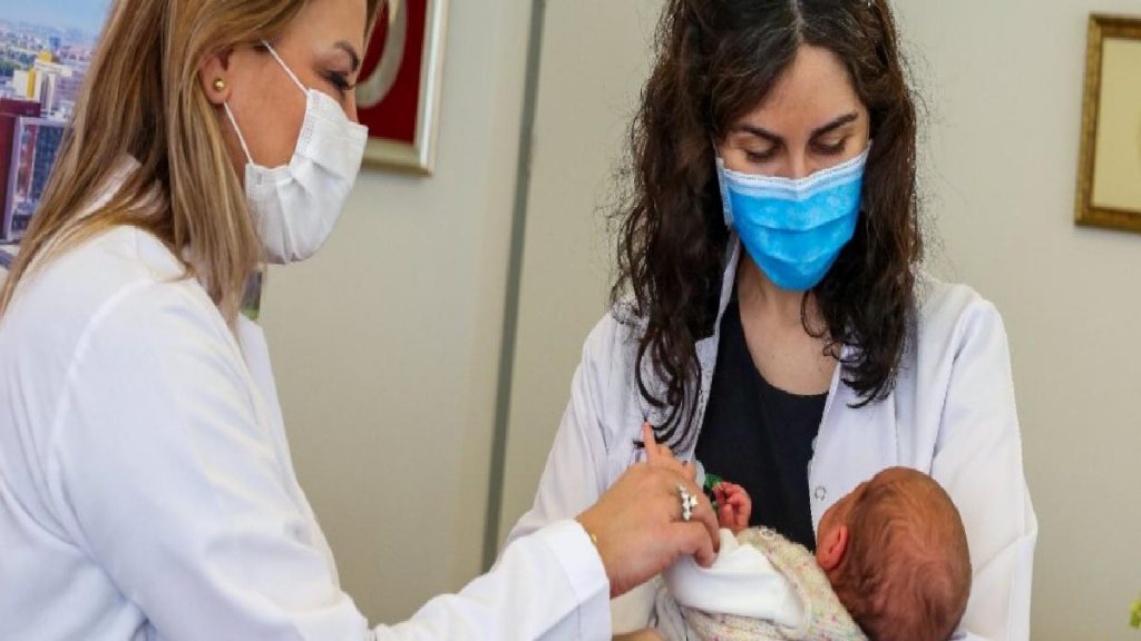 Ankara’da annesi hamileyken aşılanan bebek antikorlu doğdu Kadın